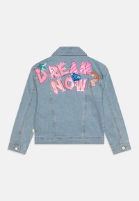 Giacca di jeans azzurro chiaro con testo in paillettes sulla parte posteriore che recita "SOGNA ORA?" e con accenti colorati, stelline e cuori.