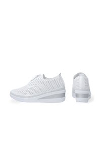 Weiße Slipper aus perforiertem Material. Mit einer Wedgesohle mit silbernem Akzent, runder Zehenpartie und elastischen Seiteneinsätzen für einen guten Sitz.