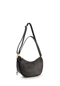 Schwarze Leder-Schultertasche mit geschwungener Form, strukturiertem Oberflächenmaterial, goldenen Hardware-Details und einem verstellbaren Trageriemen. Reißverschlussverschluss sichtbar.