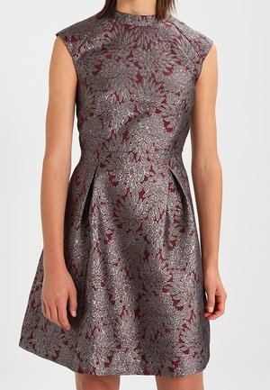 Bezramínkové šaty v burgundské barvě s metalickými květinovými vzory, přiléhavým korzetem a rozšířenou sukní s decentními bočními sklady.