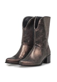 Metalliska bronsfärgade cowboystövlar med en sprucken textur, spetsig tå och en låg blockklack; hög skaft med en V-formad öppning.