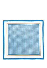 Niebieski jedwabny szalik z geometrycznym wzorem, obszyty białymi i złotymi akcentami. Gładka tekstura z intensywnymi odcieniami i precyzyjnym wzornictwem.