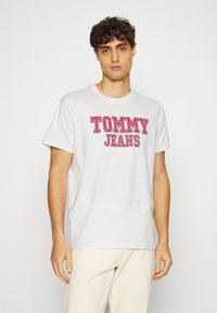 Tommy Jeans ESSENTIAL TEE - Marškinėliai su spaudiniu - white