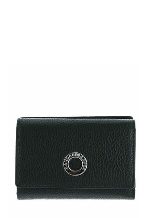 Portefeuille en cuir noir texturé avec un logo circulaire argenté portant l'inscription « Mandarina Duck » sur le rabat avant.