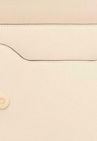 Portafoglio in pelle beige testurizzata con bordo superiore curvo, dettagli cuciti e chiusura a pulsante circolare.