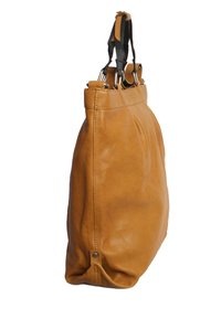 Tan läder tote-väska med en slät yta, plisserad design och svarta tyghandtag. Har en platt botten och metallhardware accenter.