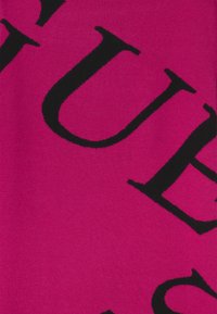 Textil med en livlig magentafärgad bakgrund och stora svarta bokstäver. Tyget har en slät yta och en djärv, modern design.