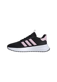 Schwarze Sportschuhe mit pinken Akzenten, strukturierter Oberseite, Drei-Streifen-Design, weißer Zwischensohle und schwarzer Gummilaufsohle, niedriger Schnitt mit Schnürsenkeln.