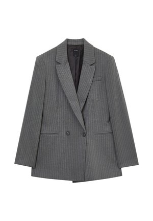 Blazer grigio a righe con frontale doppiopetto, rever a punta, due tasche frontali e fodera nera. Presenta spalle strutturate e vestibilità sartoriale.