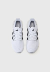 Scarpe sportive bianche con una tomaia in rete leggera, caratterizzate da tre strisce nere e lacci bianchi. Marchio "ULTRA BOOST" ben visibile sulla linguetta.