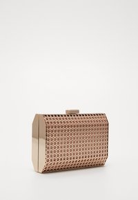 Metaliczna kopertówka w kolorze różowego złota z fakturą plastra miodu, kanciastym kształtem i prostokątnym zapięciem. Gładkie wykończenie po bokach i u podstawy.