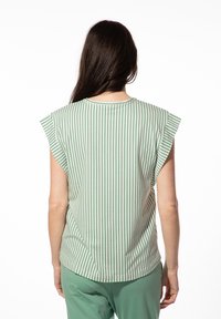 Groene en witte gestreepte mouwloze top met een ronde halslijn en brede mouwen, gemaakt van zachte stof met een ontspannen pasvorm en een rugnaad detail.