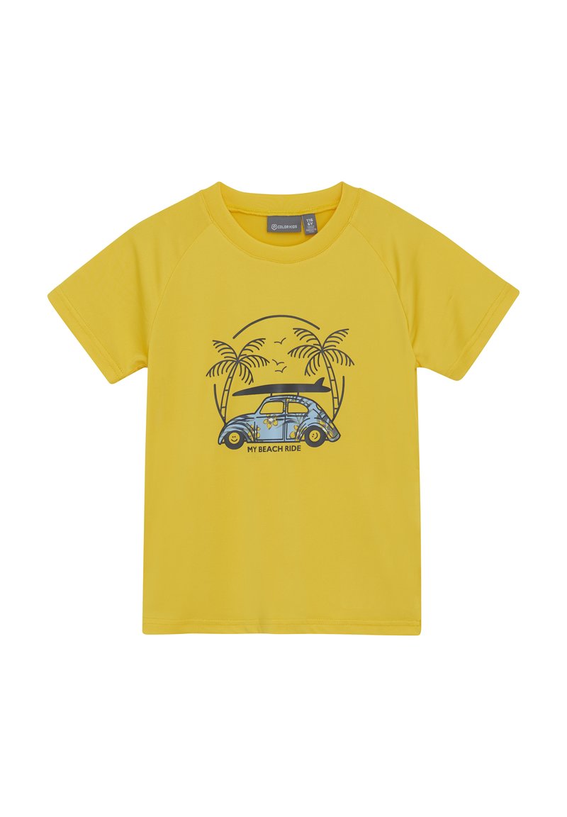 Kortärmad gul t-shirt med en grafik av en blå vintagebil, palmer och en surfbräda med texten "MIN STRANDFÄRD." Mjuk, slät tyg.