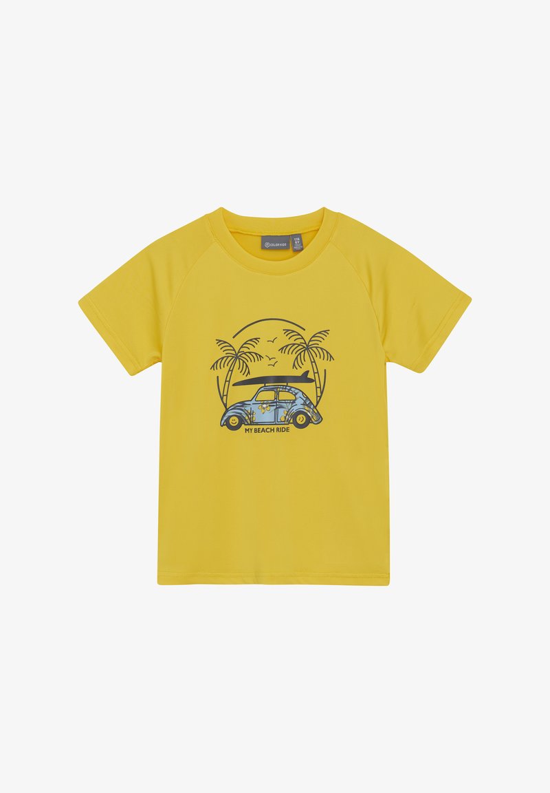 Kortärmad gul t-shirt med en grafik av en blå vintagebil, palmer och en surfbräda med texten "MIN STRANDFÄRD." Mjuk, slät tyg.