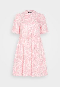 Vestido de patrón cachemir rosa con mangas cortas, cuello con solapa y cintura ajustada, confeccionado en una tela ligera.