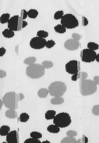 Tessuto bianco con un motivo ripetitivo di silhouette di Topolino in tonalità di nero e grigio, con dimensioni variabili e una texture liscia.