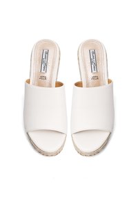 Sandali in pelle bianca con design open-toe. Presentano una suola in juta intrecciata naturale e una texture liscia. Logo visibile sulla soletta.