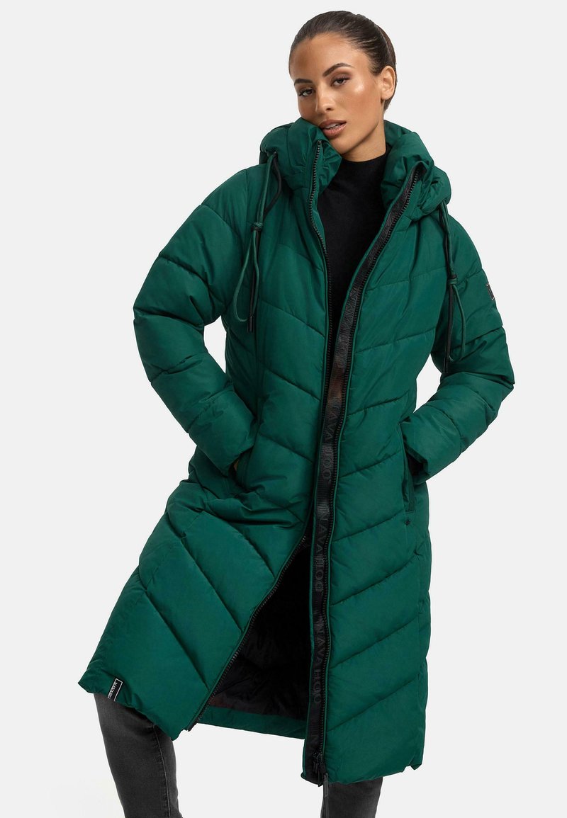 Cappotto verde a sacco con design trapuntato, lunghezza lunga, cappuccio regolabile e zip frontale. Presenta tasche laterali e una finitura resistente.
