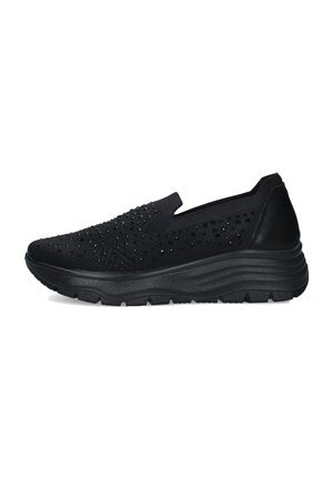 Sneaker nero slip-on con tomaia in maglia, piccole perforazioni decorative, suola spessa imbottita e battistrada strutturato, vista di profilo.