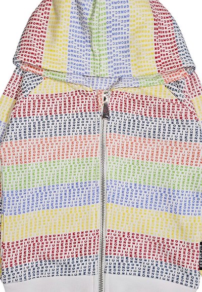 Giacca con cappuccio a righe orizzontali rosse, gialle, verdi, blu e arancioni con testo verticale ripetuto nei colori corrispondenti.