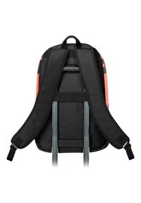 Zwarte en oranje rugzak met gevoerde banden, een gestructureerde vorm en een slank ontwerp. Beschikt over een centrale handgreep aan de achterkant voor het dragen.