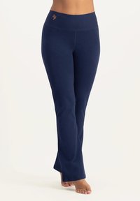 Mörkblå yogabyxor med en bred, elastisk midjeresår och platta sömmar; har en liten, orange logga framtill. Mjukt, stretchigt material.