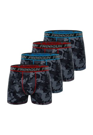 Quatre paires de boxers pour hommes dans un motif camouflage gris foncé, avec des ceintures de couleur contrastante en bleu et rouge, texture lisse.