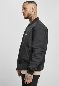 Cayler & Sons HERREN THUGGED OUT REVERSIBLE - Sportinė striukė - black/white