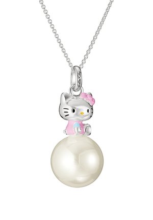 Silberne Halskette mit einem Hello Kitty Anhänger, die ein pinkes Outfit und eine Schleife trägt, sitzend auf einem großen weißen Perlenanhänger.