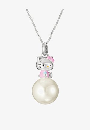 Silberne Halskette mit einem Hello Kitty Anhänger, die ein pinkes Outfit und eine Schleife trägt, sitzend auf einem großen weißen Perlenanhänger.