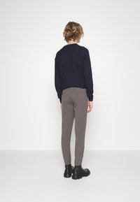 Lindbergh CLUB PANTS - Chinos - deep olive