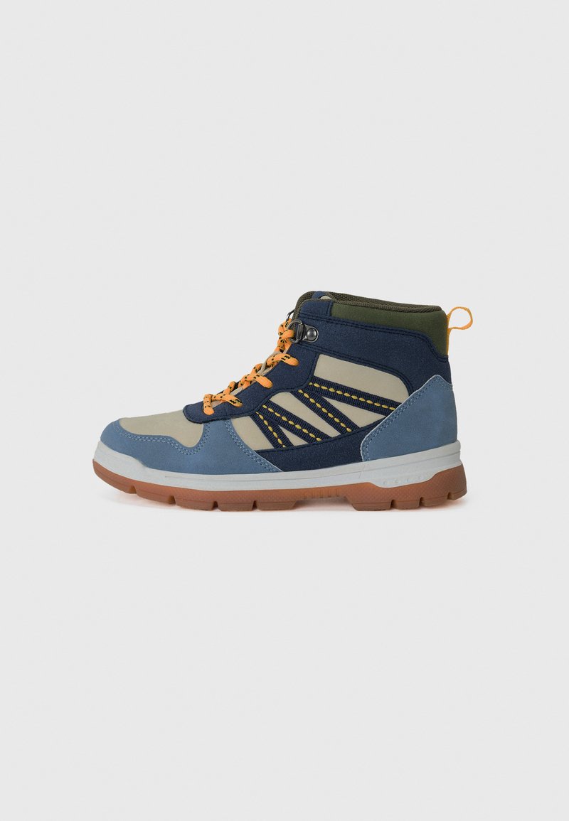 Hochgeschnittener Wanderschuh in Blau, Beige und Olivgrün mit orangefarbenen Schnürsenkeln und brauner Gummisohle, Seitenansicht auf weißem Hintergrund.