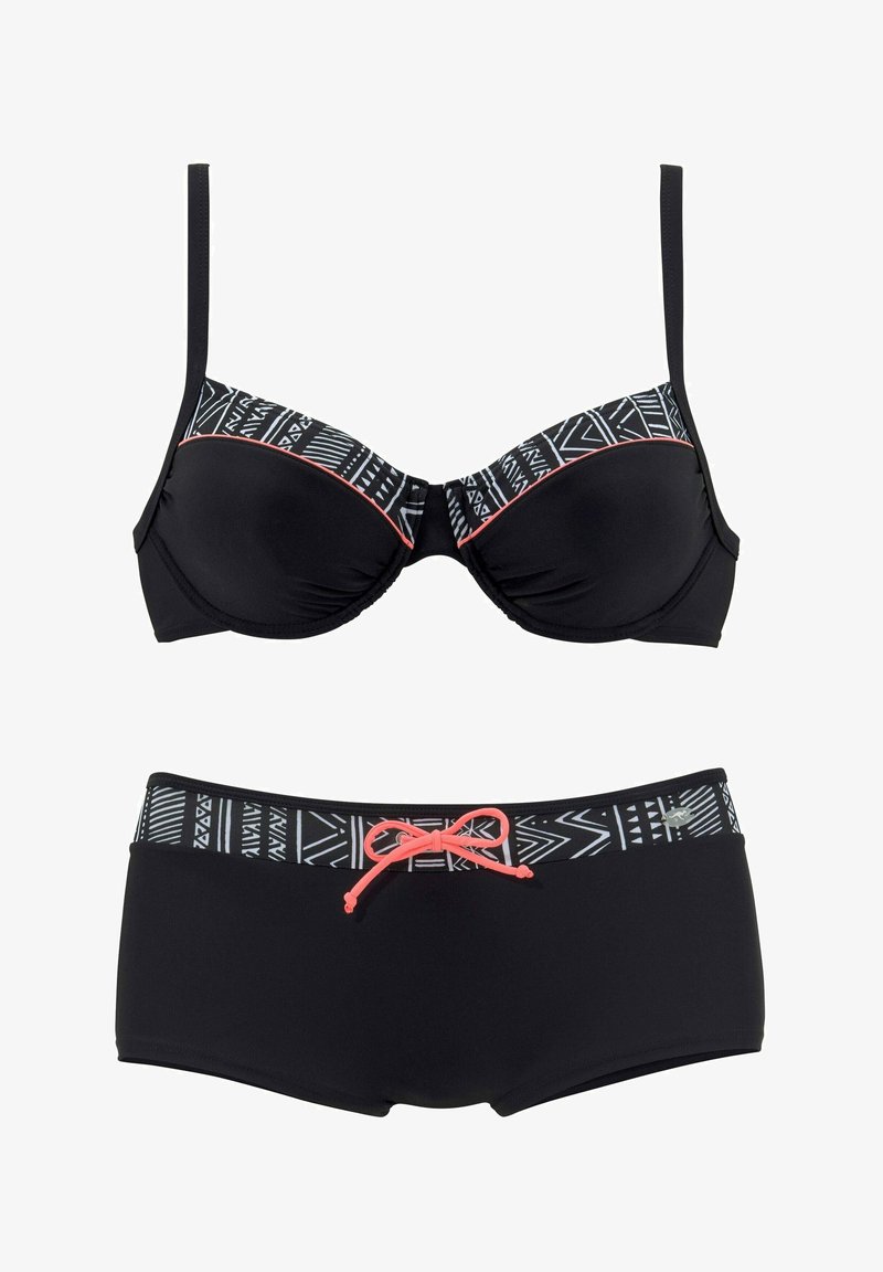Schwarzes Bikini-Set mit gepolstertem BH und Shorts mit Kordelzug. Der BH hat ein gemustertes Band in Weiß und Schwarz mit korallenfarbenen Akzenten.