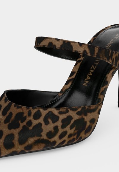Chaussure à talon haut imprimé léopard marron et noir avec une bride unique sur le cou-de-pied et un bout pointu.