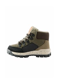 Botte de randonnée en vert olive et noir. Elle présente une tige texturée, un col en peluche, une semelle en caoutchouc et des lacets contrastants avec des œillets en métal.