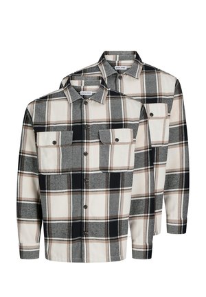 Zwei langärmlige Hemden mit Knöpfen, beige-schwarz-grau kariert, mit Klappentaschen auf der Brust und Kragen, übereinander gestapelt, Frontalansicht.