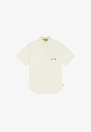 Camicia a maniche corte color avorio con bottoni, taschino sul petto e testo "IUTER" sulla tasca e sull'etichetta del colletto.