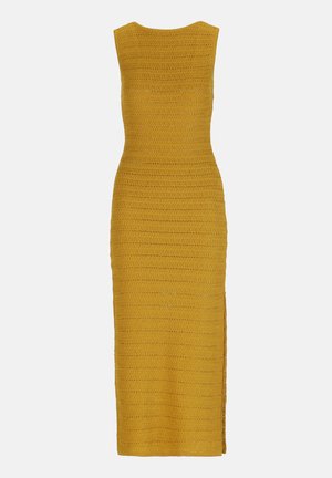 Ärmelloses, senfgelbes Häkelkleid mit langem gerade geschnittenem Schnitt und kleinem Seitenschlitz, Rückansicht vor einfarbigem Hintergrund.