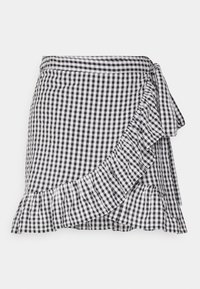 Falda envolvente a cuadros en blanco y negro con dobladillo con volantes y detalle de lazo lateral. Tela ligera, con un patrón de cuadros.