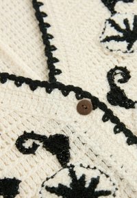 Next Väst - white black