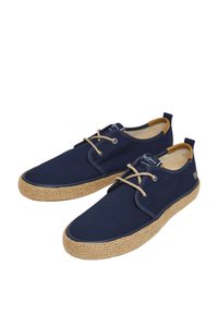 Sneakers in tela blu navy con punta rotonda, suola avvolta in juta e dettagli in pelle marrone, caratterizzati da lacci color sabbia e un'etichetta sul tallone con il marchio.