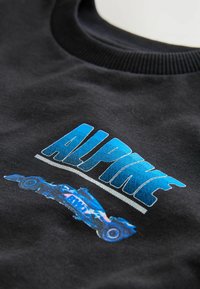 Svart sweatshirt med en stor blå "ALPINE" grafik och en stiliserad blå bildesign tryckt på framsidan. Texturerad tyg med ribbad krage.