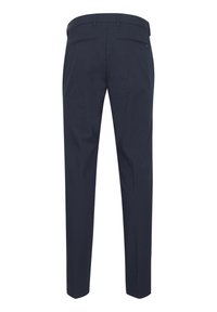 Pantaloni su misura blu navy con una texture liscia, dotati di due tasche posteriori e design a gamba dritta, ideali per l'abbigliamento formale.