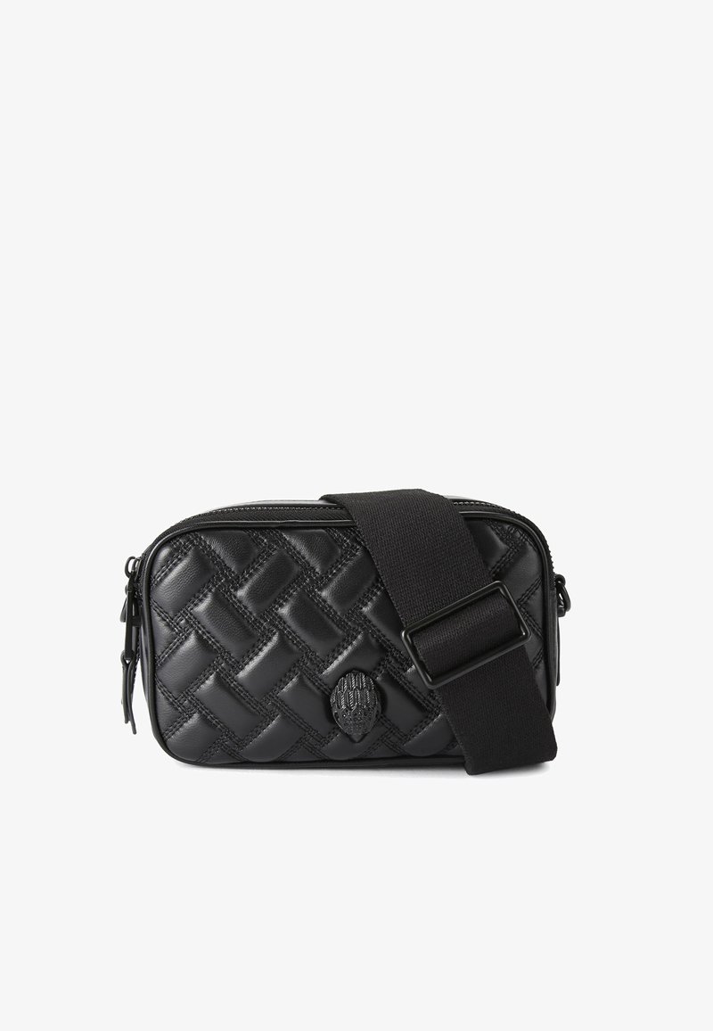 Zwarte gevlochten leren crossbody tas met een rechthoekige vorm, verstelbare schouderband, ritssluiting en een reliëf logo detail aan de voorkant.