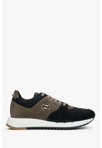 Czarne i brązowe sneakersy z zamszowej i siateczkowej cholewki, wyróżniające się białą podeszwą środkową, brązowymi akcentami i logo po boku.