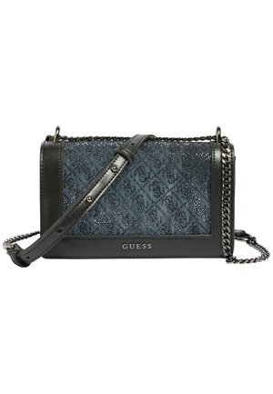 Compact Guess schoudertas met zwarte lederen afwerking, blauw patroonstof, verstelbare band en zilveren kettingdetails.