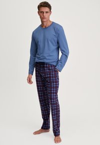 Mannen langärmige blauwe katoenen top met ronde hals, gecombineerd met een geruit broek in blauw, rood en wit; gladde textuur, elastische tailleband.