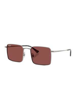 Lunettes de soleil rectangulaires avec monture en métal argenté, verres rouge foncé et branches fines, avec plaquettes de nez ajustables.