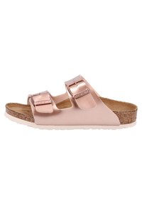 Birkenstock szandálok, két állítható, fém rózsaarany pánttal, parafa talppal és texturált gumitalppal. Könnyű és nyitott kialakítás.
