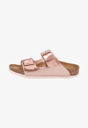 Birkenstock-sandaler med to justerbare metalliske rosegull-stropper, en korkfotbed og en teksturert gummisåle. Lett og åpen design.